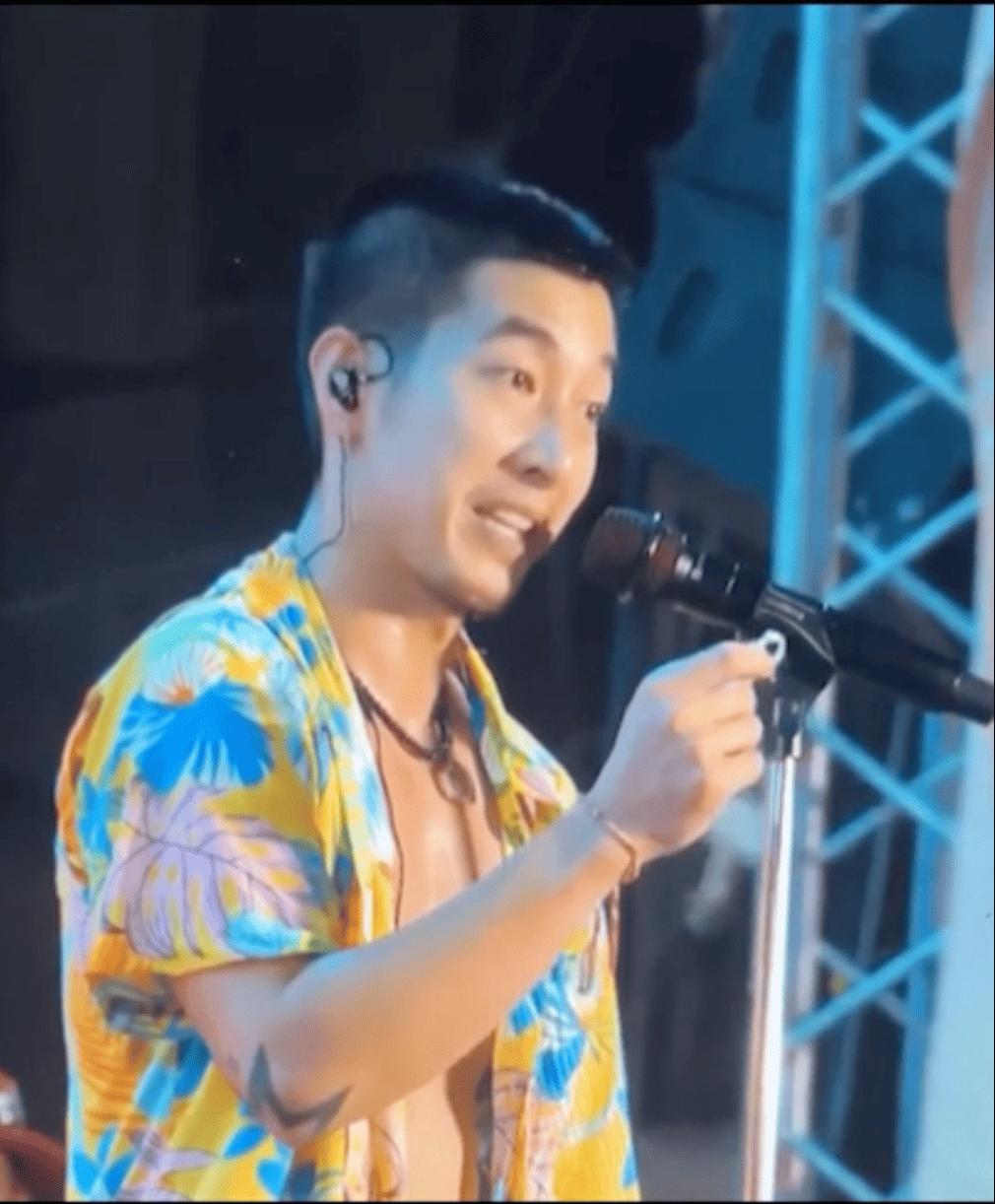 "โตโน่" ถอดแหวน! มอบแฟนเพลงกลางเวทีสุโขทัย เก็บไว้เป็นที่ระลึก